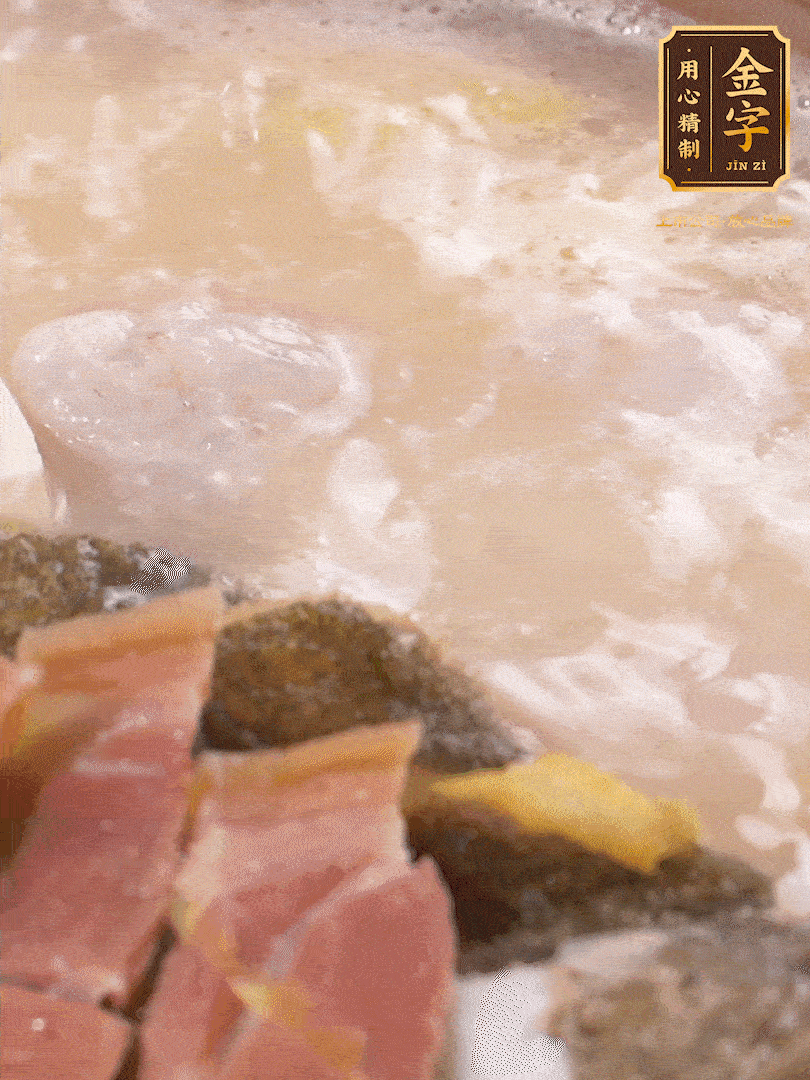 大火煮至沸騰后，轉至砂鍋中，繼續(xù)燉煮。這個時候可以放入一些自己喜歡吃的配菜比如蝦滑、內酯豆腐來添味