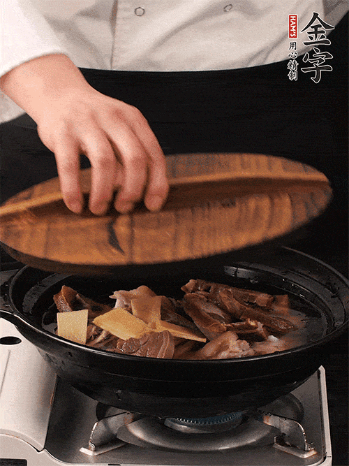 大火煮到沸騰后，轉(zhuǎn)中小火慢燉1個半小時。