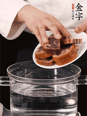 一包200g的金字火腿蹄片恰好搭配一個新鮮豬爪（豬腳）。都先加蔥姜、料酒焯水一遍，把血水清除后燉出來才能更清澈不油膩。