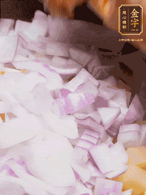 倒入洗干凈的大米、土豆丁、洋蔥碎、排骨、金字火腿xo醬、水