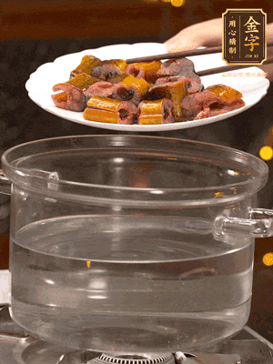 黃鱔冷水下鍋焯燙，再用清水洗凈去除腥味