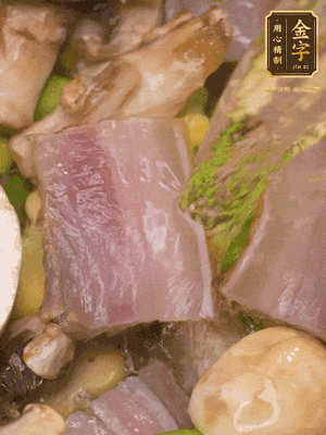 開蓋，放入河蝦繼續(xù)燜煮5分鐘