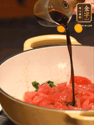 調(diào)味：1勺蠔油、1勺生抽、2轉(zhuǎn)胡椒粉和2勺番茄醬倒入400ml開水，燒至湯汁濃厚