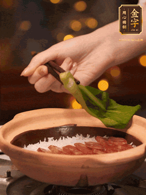 開蓋，碼上香腸和焯好水的青菜