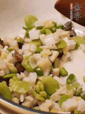 倒入蠶豆、春筍翻炒