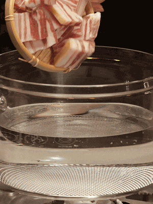 排骨、咸肉，一起下入鍋中，加入蔥，姜，料酒，倒入清水焯水清洗干凈