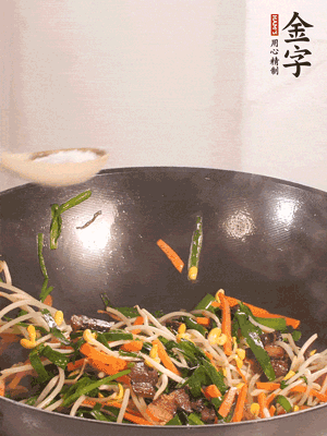 炒合菜：金字醬油肉、綠豆芽、韭菜