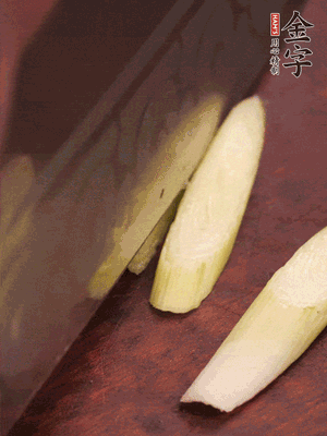 蒜白切小段，辣椒斜切圈