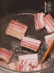 鍋中放菜籽油燒熱，下咸肉、冬筍略微煸炒