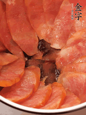 深碗涂抹豬油，頂端鋪枸杞，間隔鋪上香腸、醬油肉片