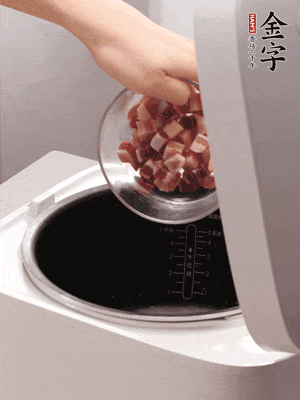 鍋中倒入豬油，油熱后炒熟上海青，給倒少許鹽調(diào)味