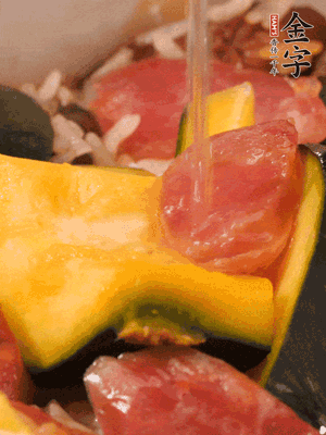 倒入溫開水，水量高出米面一個指節(jié)。