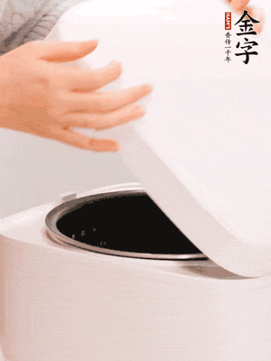 泡發(fā)香菇的水和調(diào)好的醬汁混合在一起，倒入電飯煲中，煮飯。