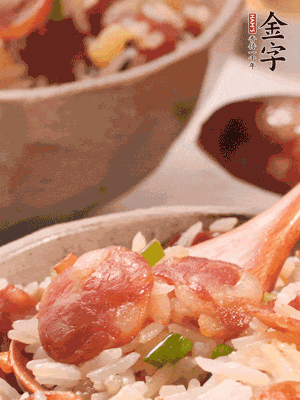 開蓋后，沿鍋邊淋2大勺花生油，大火烤出鍋巴。輕輕翻拌一下，撒點蔥花。