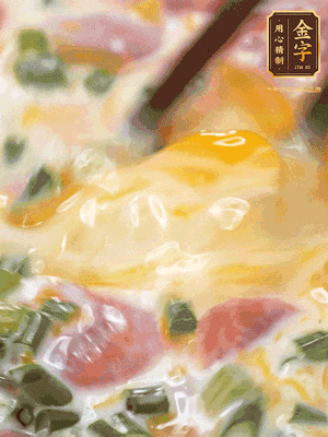 三個全蛋中加適量牛奶、鹽、黑胡椒粉、臘腸、蔥花攪拌均勻