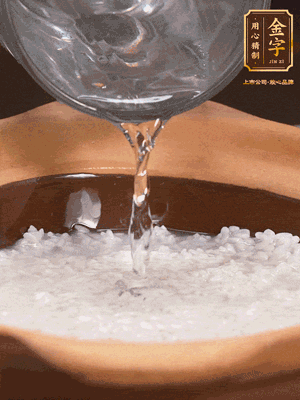 砂鍋底部刷一層油，加入大米和開(kāi)水，水高1cm,大火燒開(kāi)后轉(zhuǎn)中火煲5分鐘，到水微收干