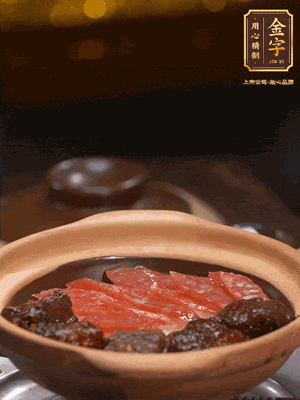 鋪上臘腸和排骨，鍋邊淋一圈油，小火煲10分鐘