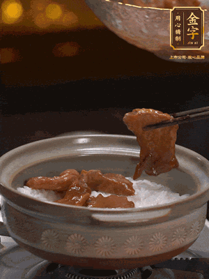 鋪上牛肉，鍋邊淋油在燜5分鐘