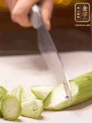 絲瓜去皮，切滾刀塊