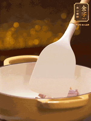 油溫7成熱，下蒜末、咸肉略微煸炒，再下絲瓜