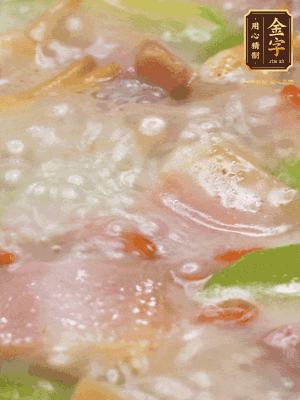 最后下蟶子，一點(diǎn)白胡椒調(diào)味，煮到白色湯汁出來。撒點(diǎn)枸杞點(diǎn)綴