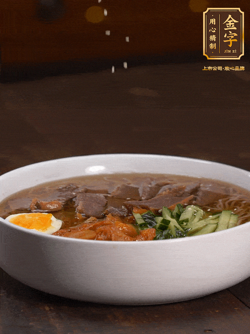 放入冰涼的冷面湯碼上黃瓜絲、泡菜、牛肉、雞蛋，撒點(diǎn)白芝麻