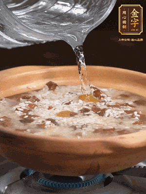 再倒入泡了30分鐘的大米翻拌均勻，加水稍微沒過（米水比例1:1），中火燜煮，到冒大泡，大致5分鐘