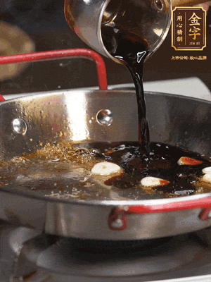 煲飯期間，用油煎熟牛肝菌。再用底油加醬油、蒜片調(diào)出鮮美醬汁