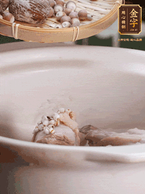 焯好水洗凈的鴨肉、薏米、芡實(shí)、蜜棗+適量水煲1小時