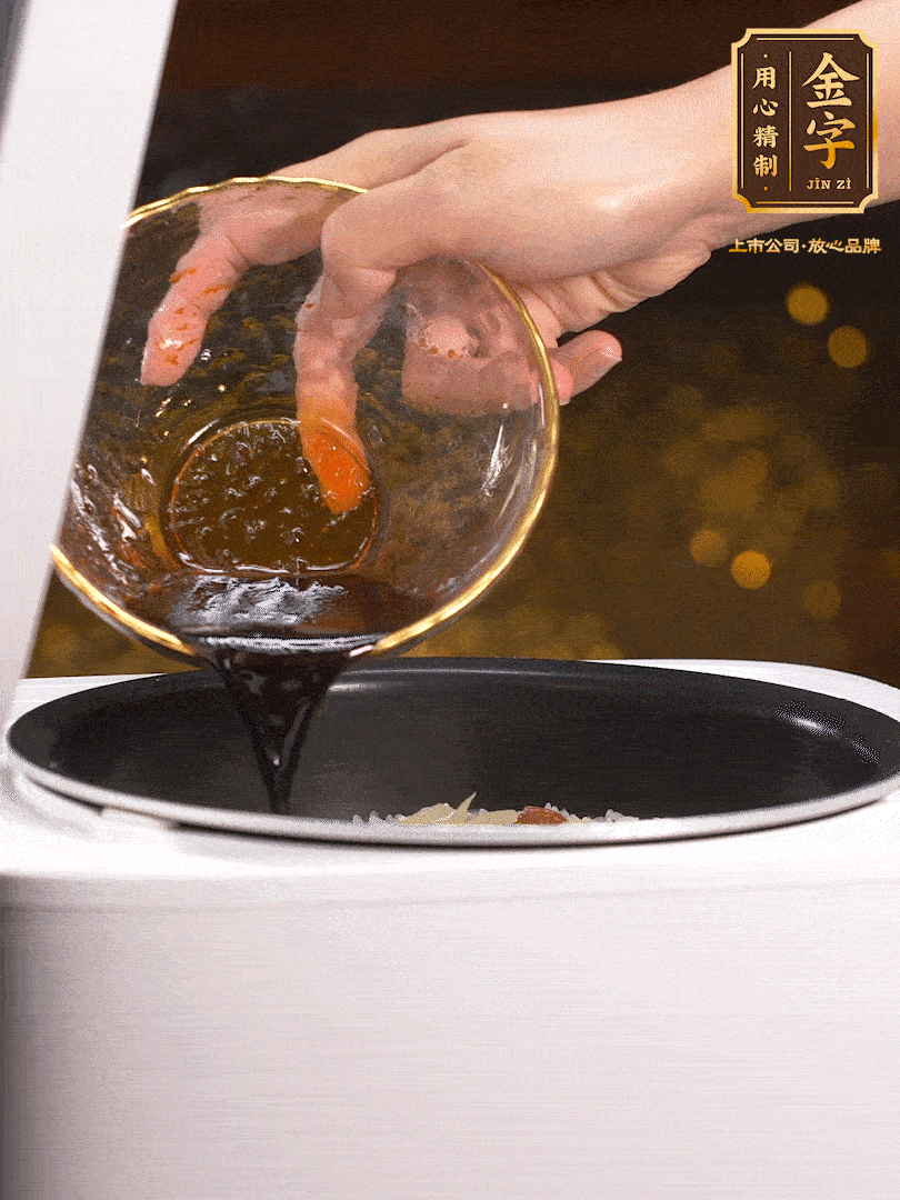 煮好后，淋上醬汁：2勺生抽、1勺老抽、1勺蠔油、半勺白糖、半勺香油、1勺水