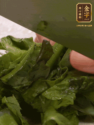 萵筍去皮切丁，萵筍葉切碎