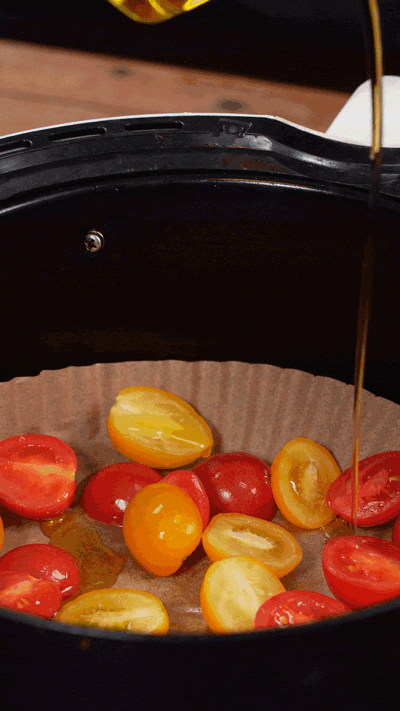 小番茄撒鹽胡椒，空氣炸鍋烤10分鐘至表面變皺