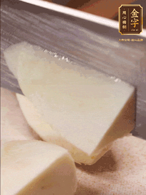 茭白去殼，底部一層老皮刨掉，切成滾刀塊