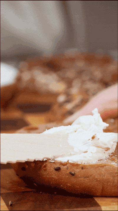 貝果在烤箱中180度復烤5分鐘，涂上芝士