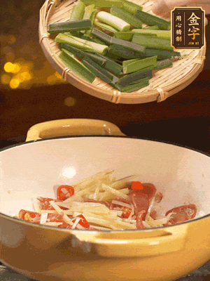 接著放蒜葉，來(lái)一點(diǎn)鹽，一點(diǎn)醬油調(diào)味翻勻