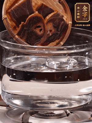 火腿蹄片，冷水下鍋，加蔥姜、料酒焯水