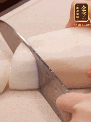 蘿卜削皮，切成滾刀塊