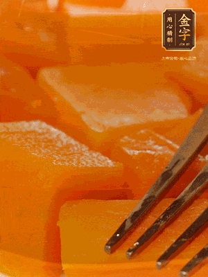 南瓜去皮，一半切塊備用，一半切塊蒸熟，碾成泥