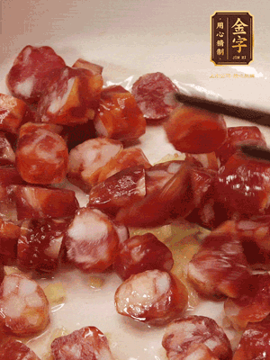 砂鍋熱油，下姜絲、香腸煸香