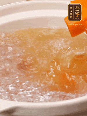 倒入開水、南瓜塊、南瓜泥中火煮5分鐘