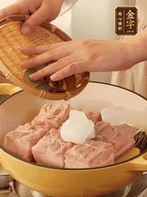 五花肉皮朝下，桂皮、八角、香葉、冰糖、生抽、花雕酒