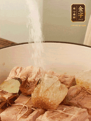 加水沒(méi)過(guò)，大火煮開(kāi)轉(zhuǎn)小火慢燉2小時(shí)，煮到收汁