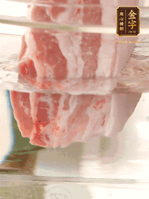 大塊豬五花冷水下鍋，蔥、姜、花雕酒焯水