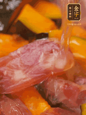 下香腸，倒沒過南瓜的水，加1/2勺鹽、1/2勺白糖、1勺蠔油燜8分鐘