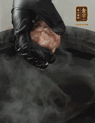 獅子頭摔打至圓潤牢固，等水煮開后，放獅子頭