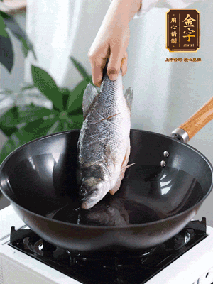 熱油，加1大勺豬油、姜片，再下鱸魚，煎至定型后翻面。（加點(diǎn)豬油，燉出的魚湯更容易變?yōu)榍逅哪贪咨?。?>
					</div>
					<span>步驟 3/6</span>
					<p>熱油，加1大勺豬油、姜片，再下鱸魚，煎至定型后翻面。（加點(diǎn)豬油，燉出的魚湯更容易變?yōu)榍逅哪贪咨?。?/p>
				</li><li>
					<div   id=