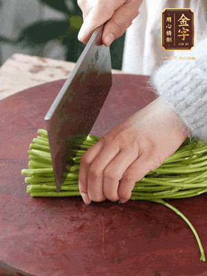 正嫩的藜蒿，掐頭去除根部，切小段