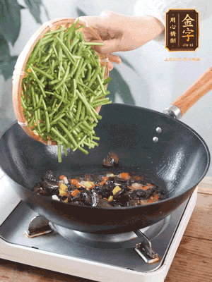 熱油煸香蒜末、姜粒、小米辣，再下臘肉煸炒出香味