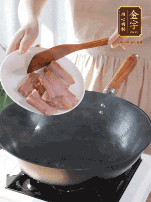 豬油熱鍋，下咸肉煸香，再下蔥姜提鮮