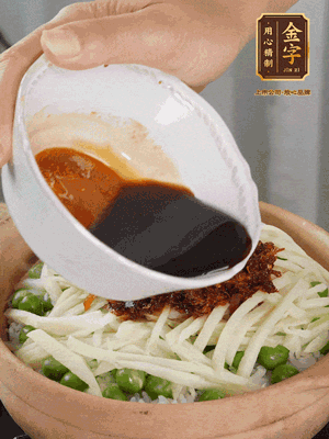 繼續(xù)小火燜3分鐘，淋上XO醬攪拌均勻。
